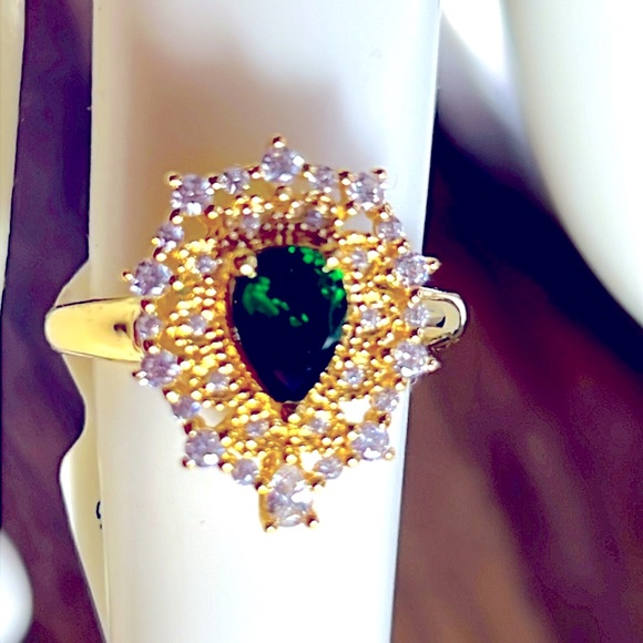 Bella Luce Emerald and White Diamond Simulants Ring - Picture 7 of 9